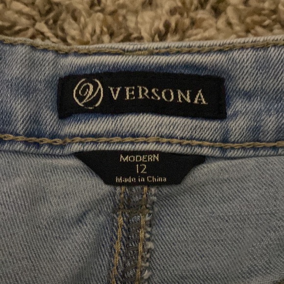 woman’s bell bottom jeans - Picture 2 of 3